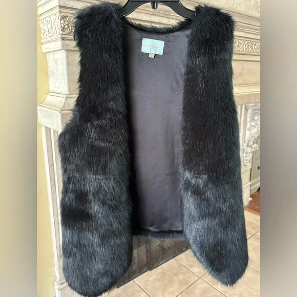 Skies Are Blue Jackets & Blazers - Black Faux Fur Vest Size Small